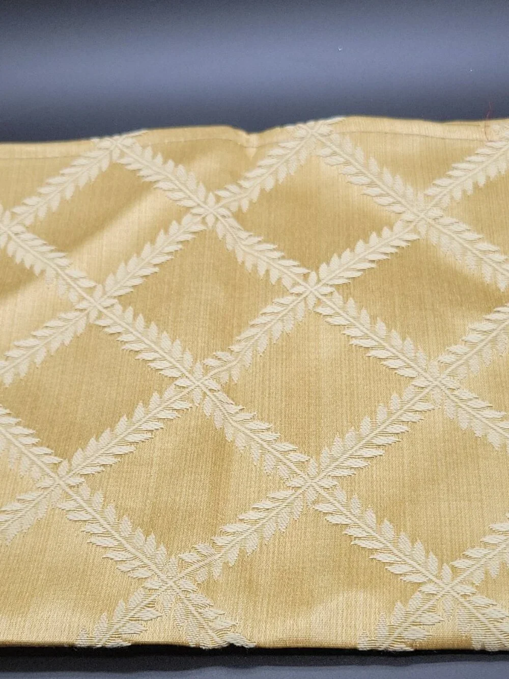 Lenox Laurel Leaf Gold Geometric Square Napkin Cotton/Polyester Reversible. (4)